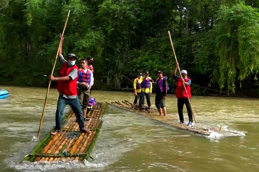 Wisata Bamboo Rafting